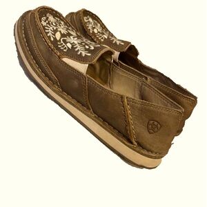 Women’s Ariat slip on leather shoes; embroidered design on top Size 8.5
